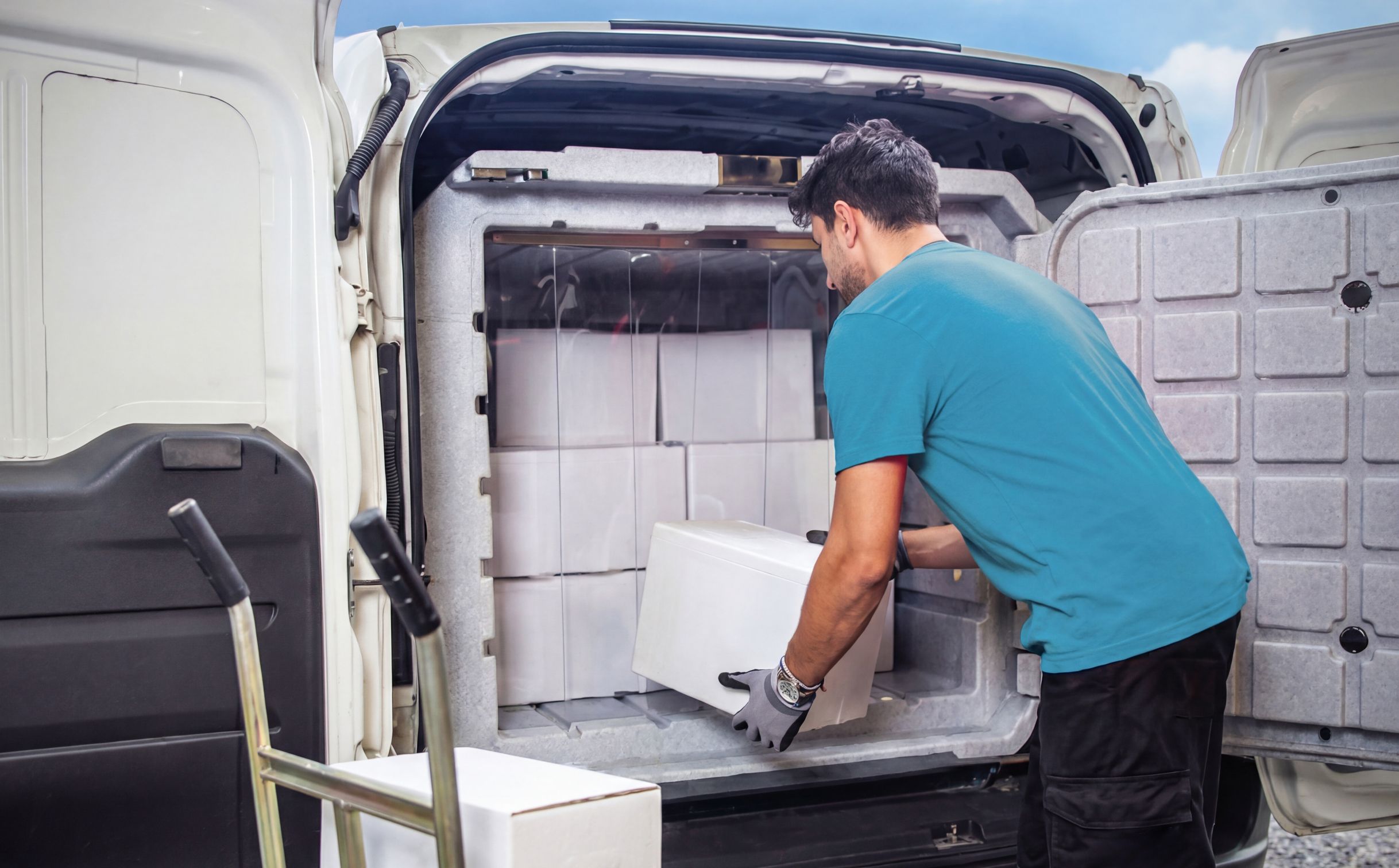 Man-Pulling-boxes-from-ThemoKing-Coldtainer-in-the-back-of-a-van